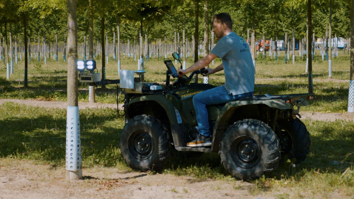 Zijaanzicht van de quad met de TreeWizard-meetunit tussen de bomen.